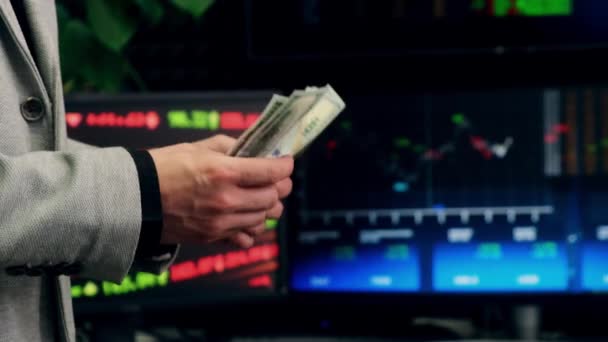 Transfiriendo Dinero Mano Mano Primer Plano Hombre Negocios Entrega Dinero — Vídeo de stock