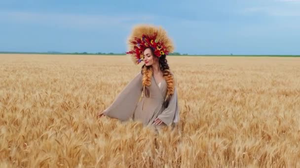 Гарна Усміхнена Молода Жінка Традиційному Українському Одязі Біжить Золотому Пшеничному — стокове відео