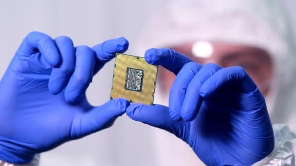 Futuristic Technology Concept Engineer Sterile Coverall Sostiene Microchip Computadora Con — Vídeos de Stock