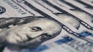 Makro desenli banknotlar 100 Amerikan doları civarında çekilmiş. Nakit para banknotları. Franklin yüz dokusu, USD nakit makro görünümü.