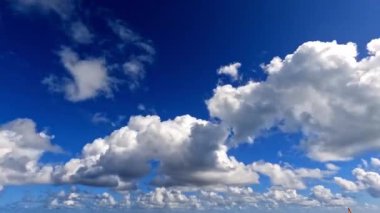 Bulutlar ve mavi güneşli gökyüzü