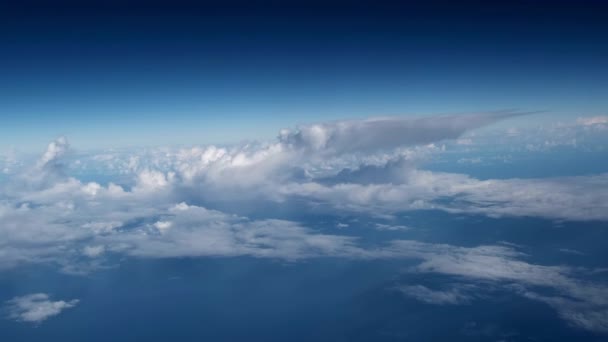 Приголомшливі Кадри Повітряного Вигляду Над Хмарами Вікна Літака Блакитним Небом — стокове відео