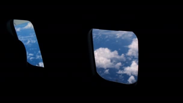 Вид Через Брудне Вікно Літака Крило Під Час Заходу Сонця — стокове відео