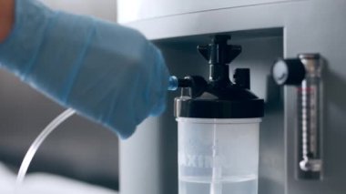 Yaşlı adam solunum maskesi takarken göğsünü ovmaktan rahatsız oluyor. Hasta, Coronavirus covid-19 dispne yüzünden nefes darlığı çekiyor..