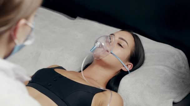 Cinematic Doctor Wearing Personal Protective Equipment Ppe Gives Oxygen Mask — Stockvideo