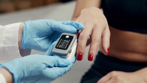 Pulzní Oxymetr Doma Nebo Klinice Ukazuje Nasycení Kyslíkem Krvi Srdeční — Stock video