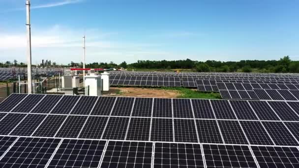 Solární Panely Stojící Řadě Oblastech Zelená Energie Krajina Elektřina Ekologie — Stock video