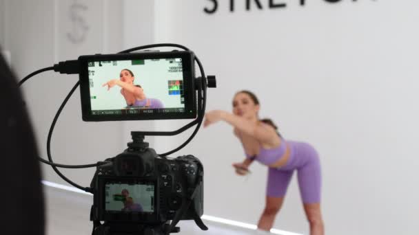 Young Girl Shooting Her Fitness Videoblog Inglés Young Girl Conduct — Vídeo de stock