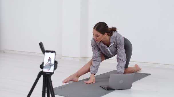 Young Girl Shooting Her Fitness Videoblog Young Girl Conduct Remote — Vídeo de stock