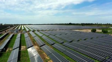 Güneş Panelleri Çiftliği 'nin (güneş pili) güneş ışığıyla hava görüntüsü. Güneş panelleri üzerinde İHA uçuşu, yenilenebilir yeşil alternatif enerji konsepti.