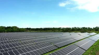 Güneş panelleri alanlarda sıralı duruyor, yeşil enerji, manzara, elektrik, ekoloji, yenilik, doğa, çevre