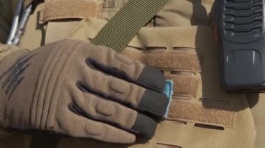 Üniformasına Ukrayna bayrağı asan askeri üniformalı bir Ukraynalı askerin yakın çekimi. Gurur ve Cesaret 