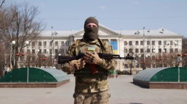 Ukrayna ordusunun askerleri sokakta dikiliyorlar. Rusların Ukrayna 'yı işgali için hazırlıklar. Üniformalı ve silahlı askerler. 22 Mart 2022, Kyiv, Ukrayna