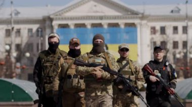 Ukrayna ordusunun askerleri gururla kameraya bakıyor. Rusların Ukrayna 'yı işgali için hazırlıklar. Üniformalı ve silahlı askerler. 22 Mart 2022, Kyiv, Ukrayna