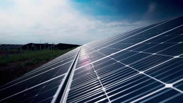 Солнечные Панели Стоящие Ряд Полях Зеленая Энергия Ландшафт Электричество Экология — стоковое видео