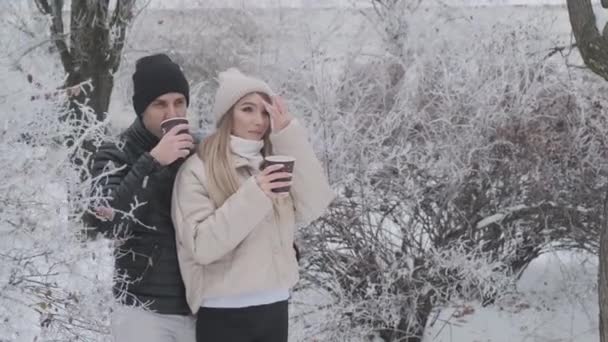 Pareja Amor Beber Café Caliente Invierno Bosque Cubierto Nieve Disfrutar — Vídeo de stock
