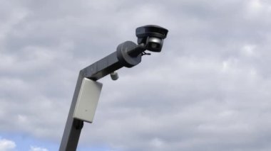 Güvenlik kamerası gözetleme amacıyla bölgeyi tarıyor. Robotik CCTV kayıt teknolojisi.