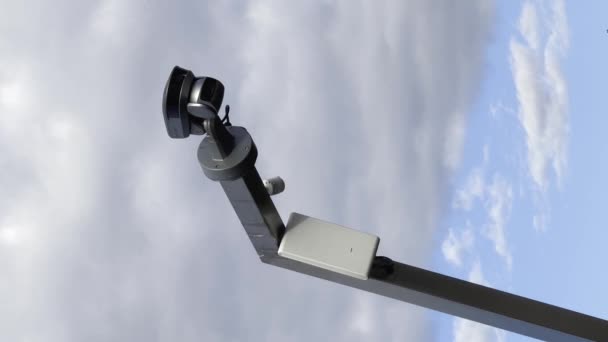 Відеокамера Безпеки Рухається Щоб Відсканувати Територію Цілей Спостереження Роботизована Технологія — стокове відео