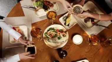 Bir grup insan kapalı bir masada brunch yapıyor.