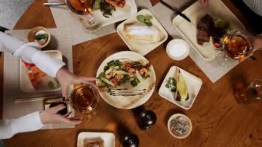 Bir grup insan kapalı bir masada brunch yapıyor.