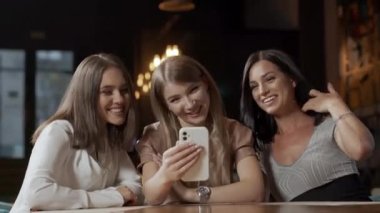 Mutlu genç çeşitli arkadaşlar komedi filmi izlerken eğlenmek, online tv programı veya dizüstü bilgisayarda komik sosyal medya video, çok ırklı bin yıllık insan öğrenci grubu bilgisayar birlikte kafede bilgisayar kullanımı