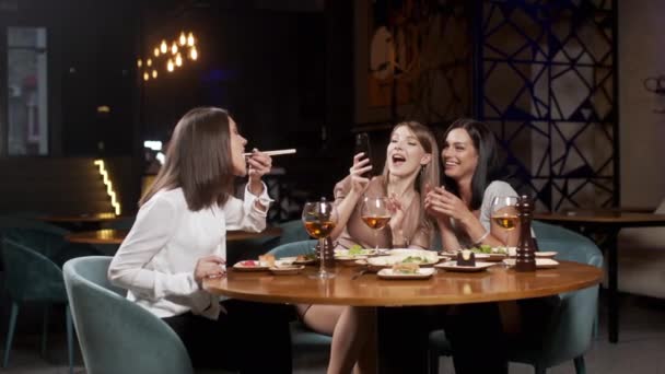 Три Милые Девушки Отдыхают Сидят Столом Весело Пьют Вино Девушки — стоковое видео