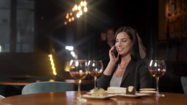 在餐馆里 Closeup把认真的女商人的注意力集中在手机上 一个漂亮的女人在出差时打电话给你 女服务员打电话到室内宾馆的肖像 — 图库视频影像