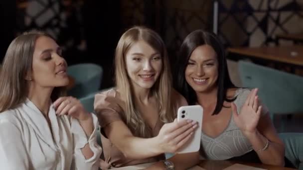 Девушки Делают Селфи Камеру Мобильного Телефона Сидя Кафе Три Привлекательные — стоковое видео