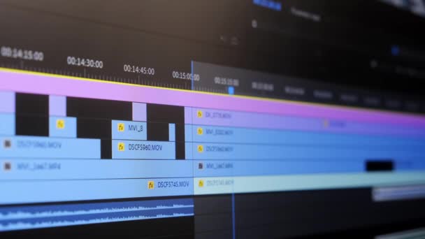 ムービーエディターは コンピュータープログラムマクロモードでタイムライン編集プロジェクト内のフッテージを強調表示 および移動します テレビ番組や映画のタイムラプス編集 — ストック動画