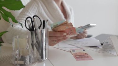 Avro banknotlarını sayan kadın ellerini kapat. Avro para birimi, gelir veya aile bütçesi tasarruflarından nakit ödeme, yatırım.