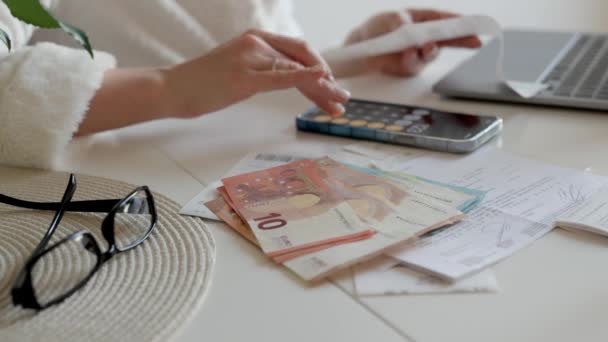 Close Vrouwenhanden Tellen Eurobankbiljetten Grote Hoeveelheid Contant Geld Geld Euro — Stockvideo