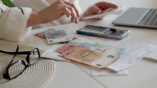 Close Vrouwenhanden Tellen Eurobankbiljetten Grote Hoeveelheid Contant Geld Geld Euro — Stockvideo