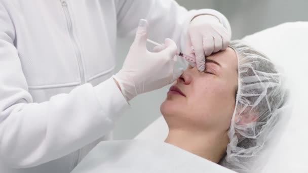 Mujer Cara Recibiendo Inyección Belleza Clínica Cosmética Primer Plano Cosmetólogo — Vídeo de stock