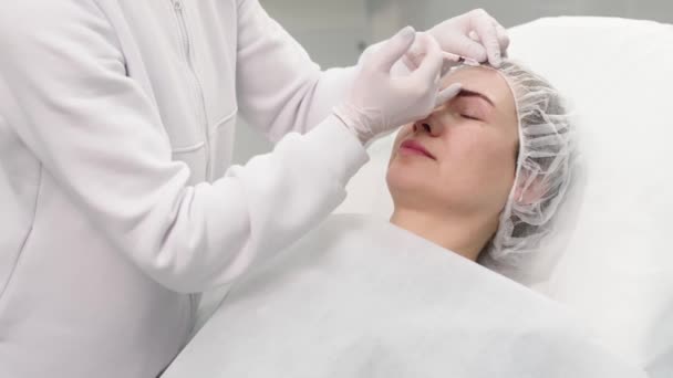 Gesicht Frau Bekommt Schönheitsinjektion Der Kosmetikklinik Nahaufnahme Kosmetologe Macht Botox — Stockvideo