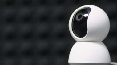 Güvenlik kamerası gözetleme amacıyla bölgeyi tarıyor. Robotik CCTV kayıt teknolojisi.