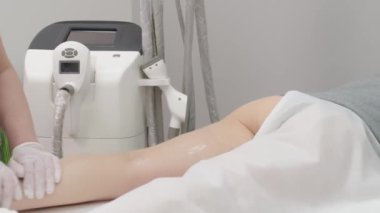 Anti-selülit vücut bakımı. Güzellik salonunda LPG masajı. Elektrik süpürgesi masajıyla RF kaldırma prosedürü. Donanım kozmetolojisi. Vücut şekillendirme için anti-selülit programı.