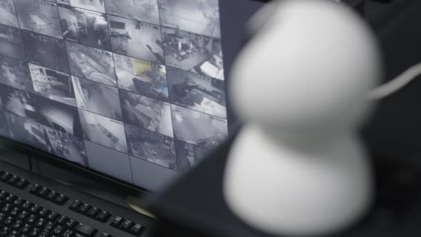 Muž Pracuje Počítači Kamerovými Záběry Bezpečnostních Kamer Přístavním Monitorovacím Centru — Stock video