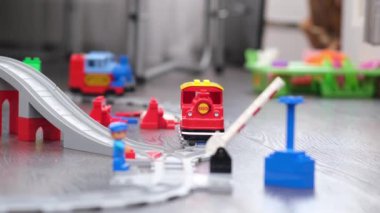 Model Tren Raylarında Minyatür Oyuncak Treni