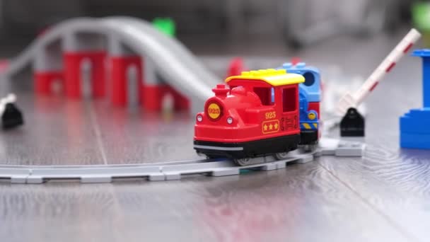 Miniatur Spielzeug Modelleisenbahn Auf Modellbahngleisen — Stockvideo