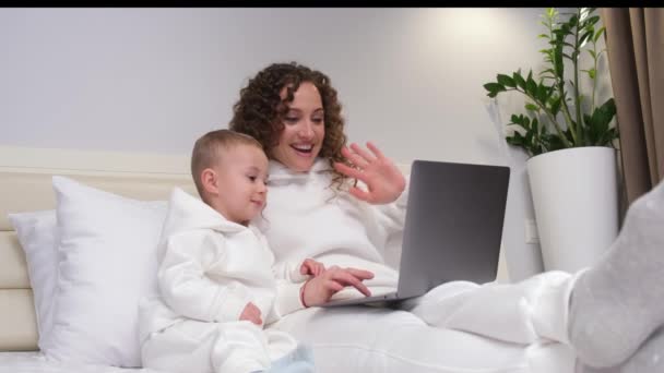 Lykkelig Ung Europeisk Mor Søt Førskolesønn Bruker Laptop Ser Dataskjerm – stockvideo