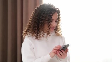 Yakın plan iş kadını ev telefonunda bir mesaj yazıyor. - Ne? Genç bir kız telefonda ağır çekimde mesaj atıyor..