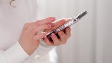 Yakın plan iş kadını ev telefonunda bir mesaj yazıyor. - Ne? Genç bir kız telefonda ağır çekimde mesaj atıyor..