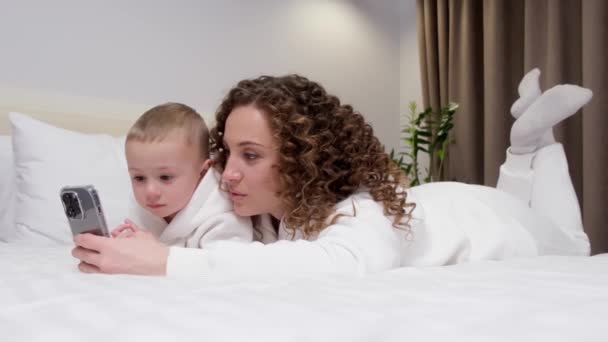 Μαμά Και 2Χρονος Γιος Της Είναι Ξαπλωμένοι Στο Κρεβάτι Κοιτώντας — Αρχείο Βίντεο