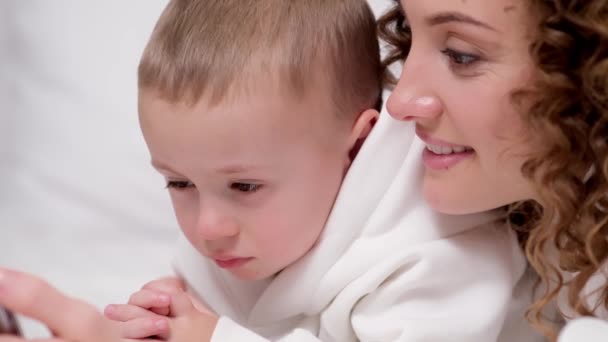 Mutter Und Kleiner Jähriger Sohn Liegen Auf Dem Bett Schauen — Stockvideo