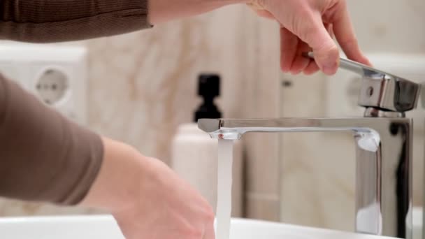 Osoba Bílou Pletí Létě Umývá Ruce Vodou Hygienou Pokožky Ochranou — Stock video
