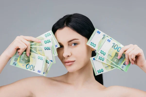 İş, finans ve yatırım konsepti. Etkilenmiş görünen güzel ve seksi kadın avroya para yatırıyor. Güzellik ve bankacılık konsepti