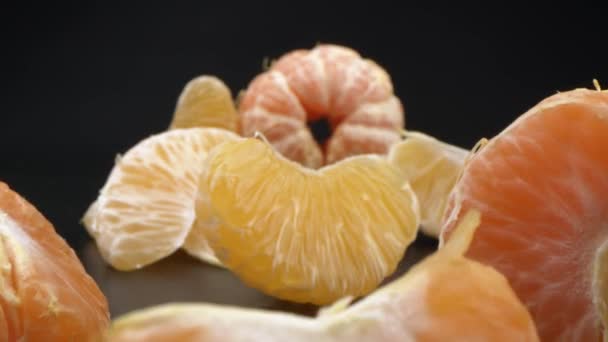 ジューシーで熟したタンジェリン マンダリン クローズ ビタミン 健康的な食べ物 ラオス マクロは黒い背景にフルーツを撮影した — ストック動画