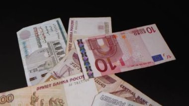 Yığınla para Amerikan doları, enflasyon konsepti. Yeni Amerikan banknotlarına yakın çekim. ABD 'nin para banknotlarının önü ve arkası. Yeni dolar banknotları