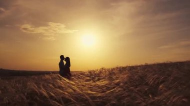 Rüzgarlı bir alanda yürüyen bir çift. Gölge çiftler. Aşık çift gün batımında romantik anlar yaşıyor.