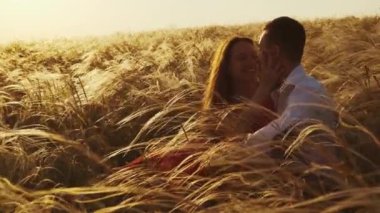 Aşık çift gün batımında romantik anlar yaşıyor. Yaz tatilindeki genç aşıklar. Aşk ya da balayı kavramı. Gün batımında siluet öpücüğü.